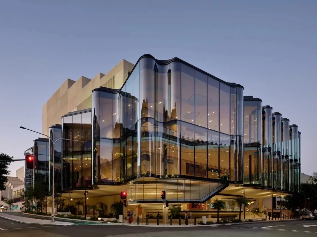 The Glasshouse Theater / Blight Rayner Architecture + Snøhetta

Glasshouse Theater формируется как н
