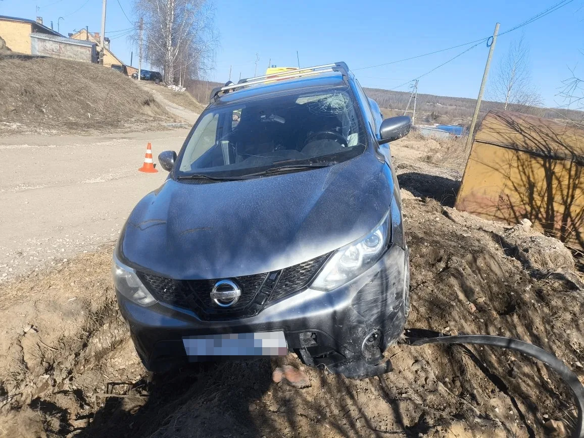 ПОД УХТОЙ НЕТРЕЗВЫЙ ВОДИТЕЛЬ NISSAN В РЕЗУЛЬТАТЕ ДТП ПОПАЛ В БОЛЬНИЦУ  В ухтинском п.Шудаяг водитель