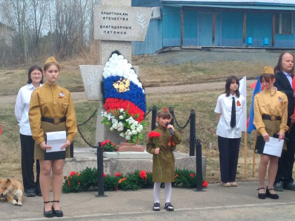 Сегодня во время митинга, посвящённого Дню Победы,  ученицы 7 класса МБОУ СОШ п.Харпича...