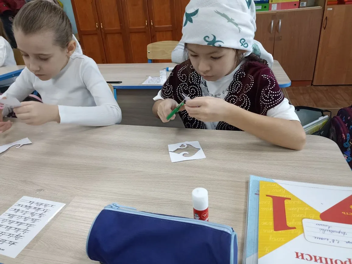 Сегодня в 1 " В" классе ( кл. руководитель Губенко Е. В.) прошёл урок труда по теме " Казахские  нац