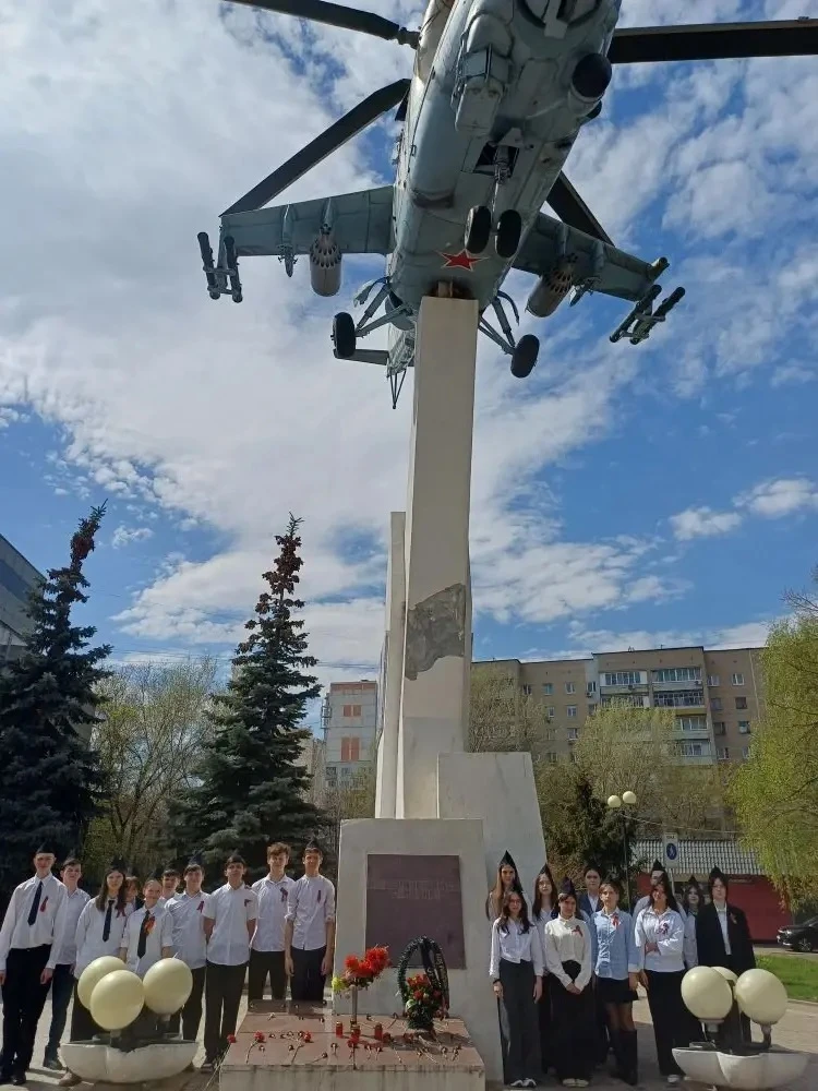 🏛️ Обучающиеся Гимназии № 24 заступили на Вахту Памяти у мемориала Воинам-интернационалистам В город