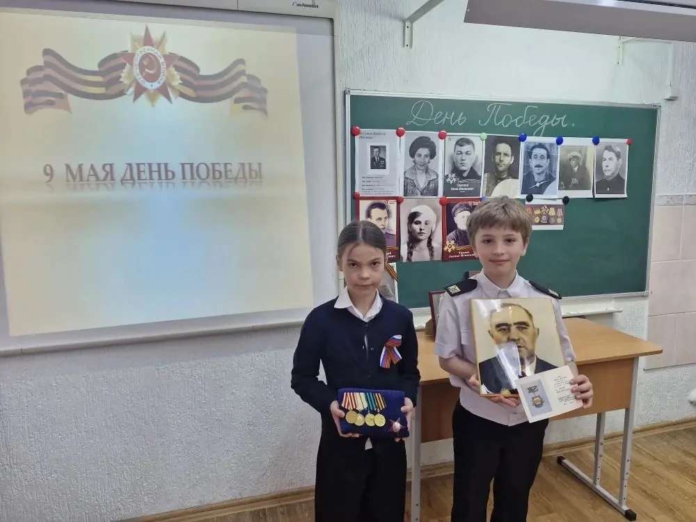 Слёзы на глазах и гордость в сердце. ❤️  Сегодня в 1 «Д» прошёл классный час, посвящённый великому Д