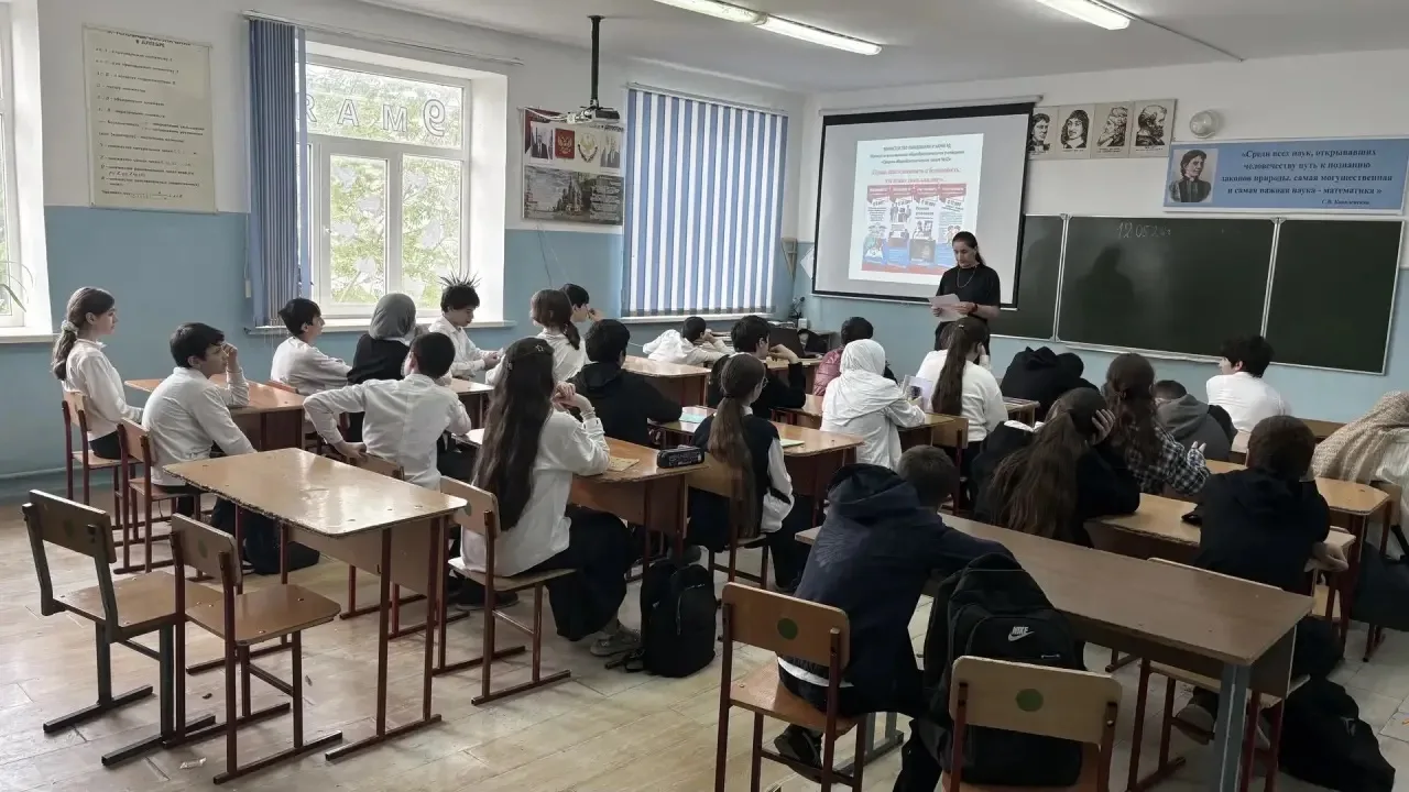 Классный час на тему: «Право, ответственность и безопасность» провели в 7 «Е» классе. Цель:  Сформир