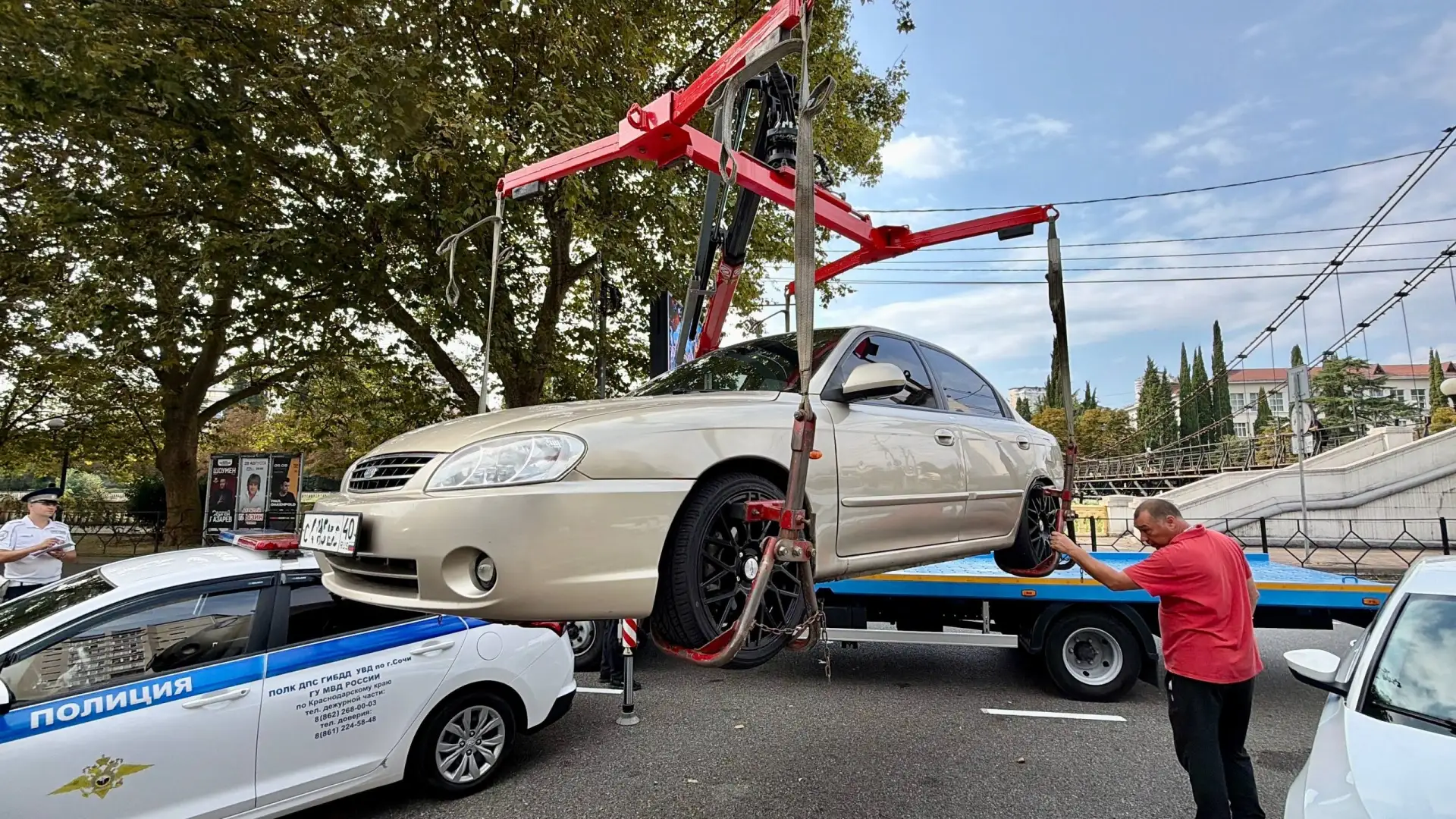 🚗 В центре Сочи устроили большую «перепарковку»: 30 машин уехали на эвакуаторе