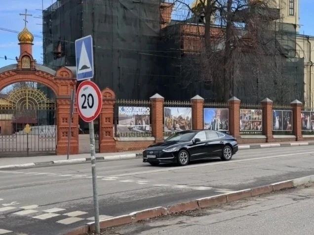 На ограждении Троицкого храма открылась фотовыставка к 100-летию города Раменское.  📸 К вековому юби