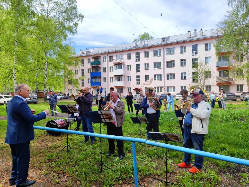 Концерт у дома ветерана – Мальцева Александра Ефимовича, которому скоро исполнится 97 лет 🎹🎶  Алекса
