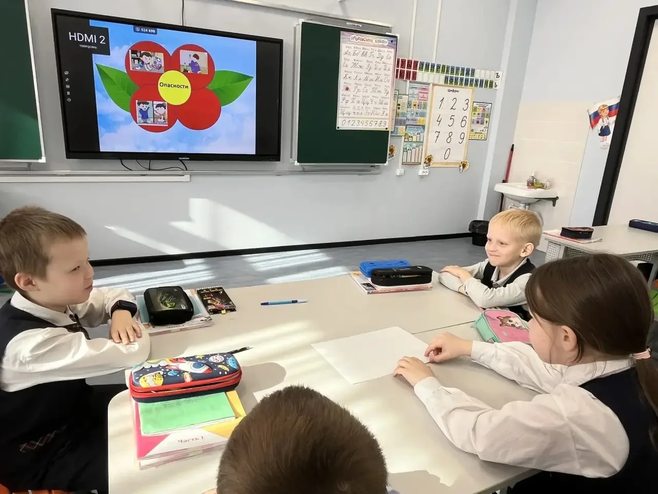 👫 ОДИН ДОМА  Наши самые маленькие лицеисты уже вовсю готовятся к взрослой жизни! На этой неделе в 1 