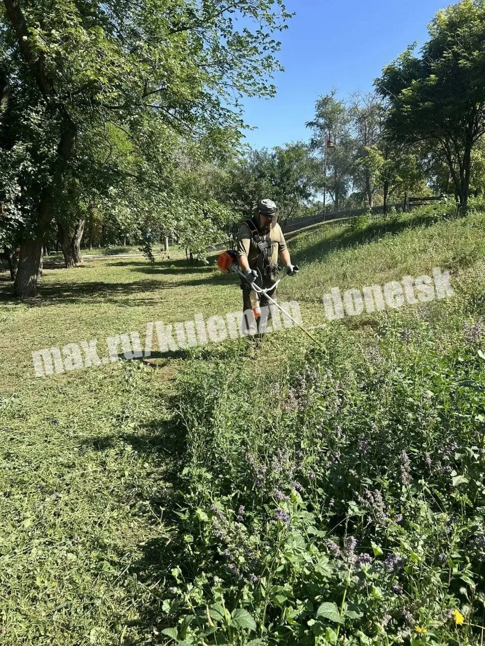 🌹 В эти жаркие летние дни сотрудники Дирекции парков продолжают работу по благоустройс...
