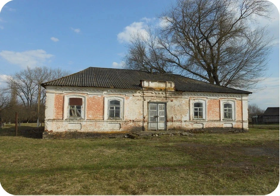 Свидетель истории: тайны старого здания на школьном дворе 🏛️📜