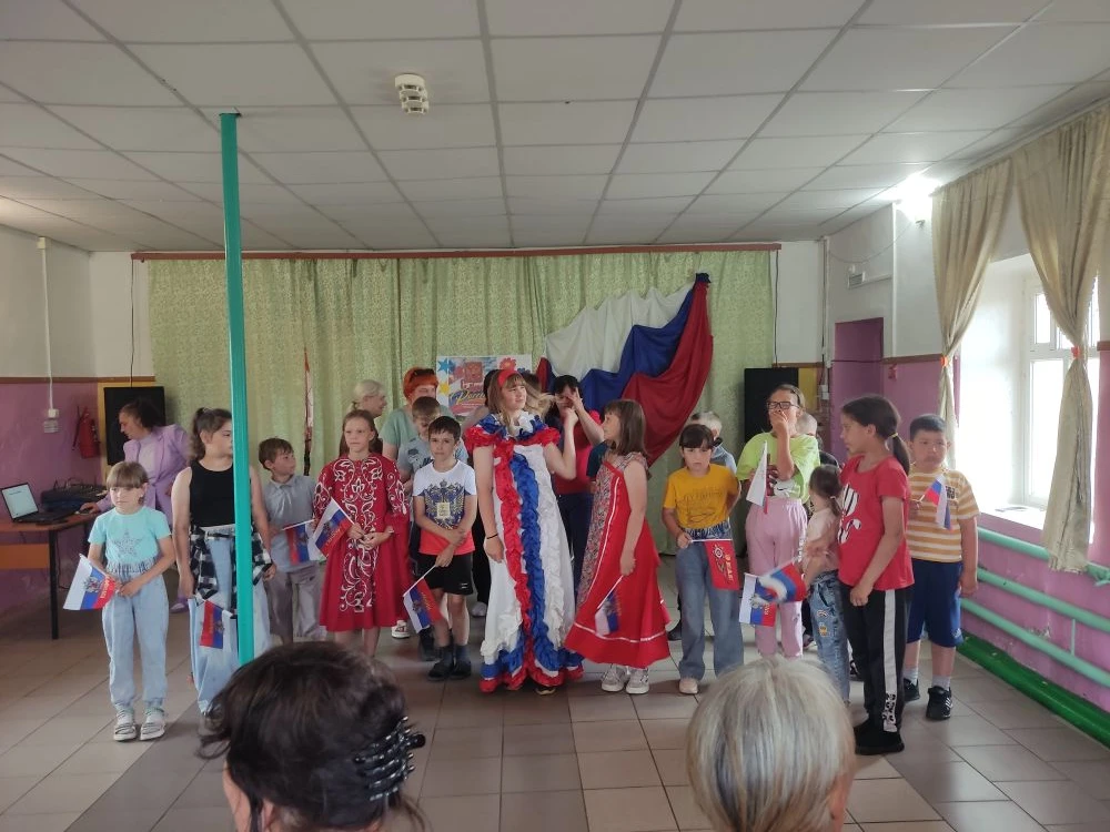 День России в пришкольном лагере 🇷🇺👦🎉

Сегодняшний день в пришкольном 
лагере был посвящён Дню Р