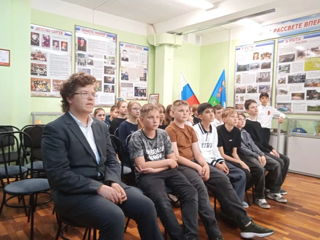 🕊️ «Этот День Победы»: уроки мужества в школьном музее  На базе музея «Защитники Отечества» для учен