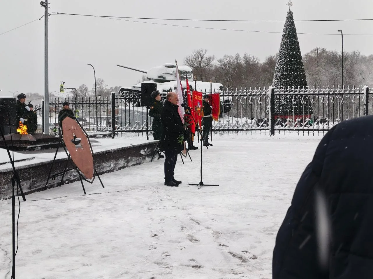 У Вечного огня в Наро-Фоминске прошло возложение цветов в честь Дня освобождения города от немецко-ф