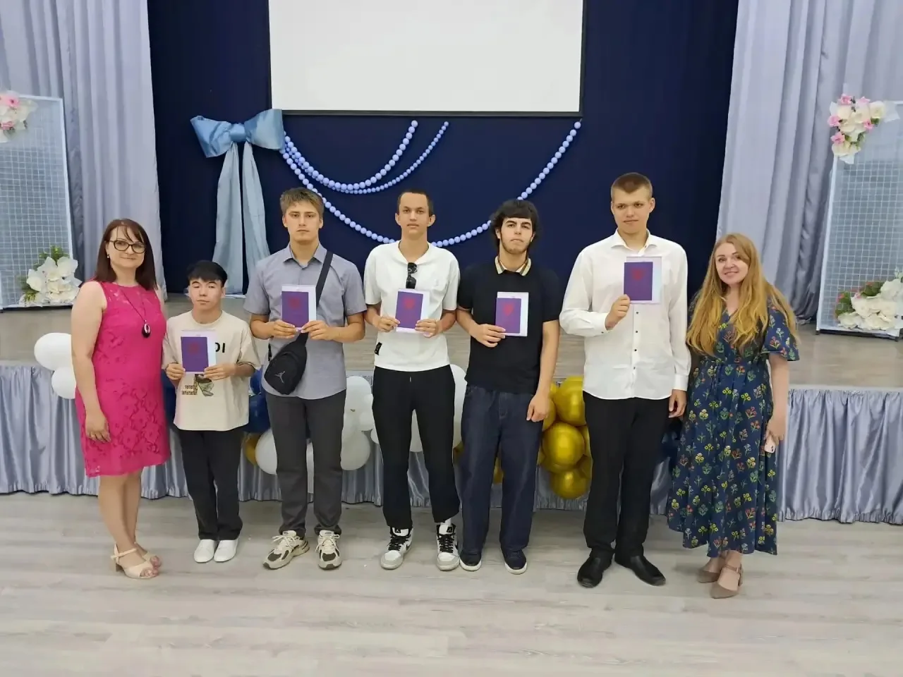 🎉 «Путёвка во взрослую жизнь»: девятиклассники получили первые аттестаты!

В нашей школе состоялась