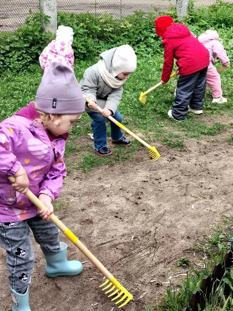 Наши маленькие помощники из группы "Звёздочки"  ✨ не отстают от взрослых и с большим уд...