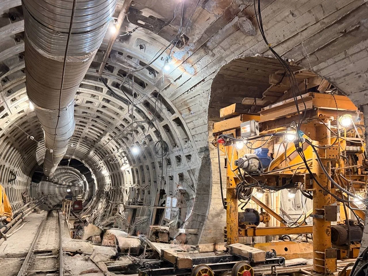 👷🏻‍♂️ Рядом с будущей станцией «Каретная» смонтировали укладчик БТУ и начинают проход...