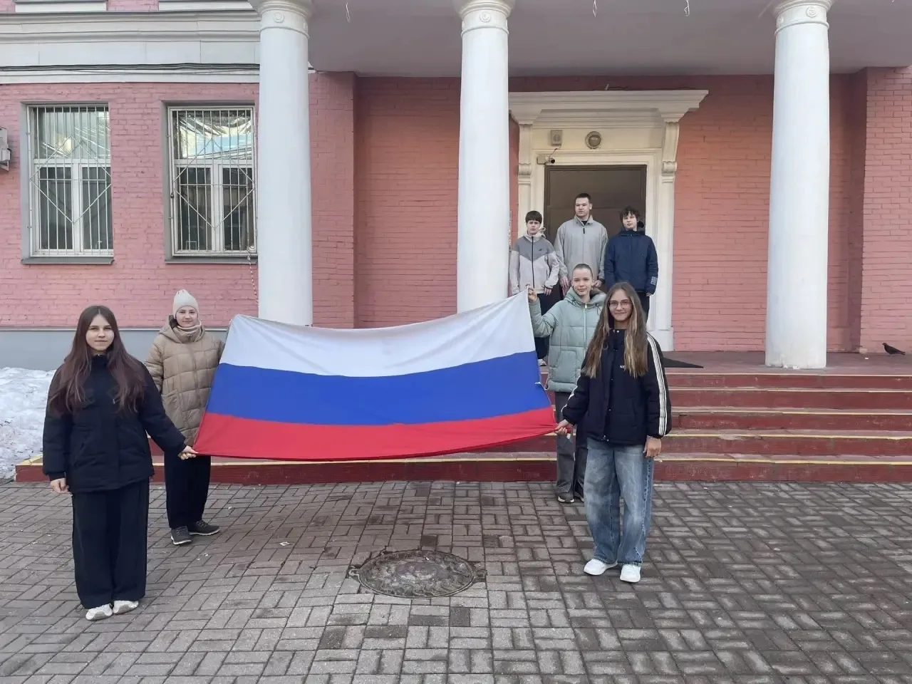 🇷🇺Утро понедельника в нашей школе начинается с традиций — торжественной линейки, церемонии поднятия 