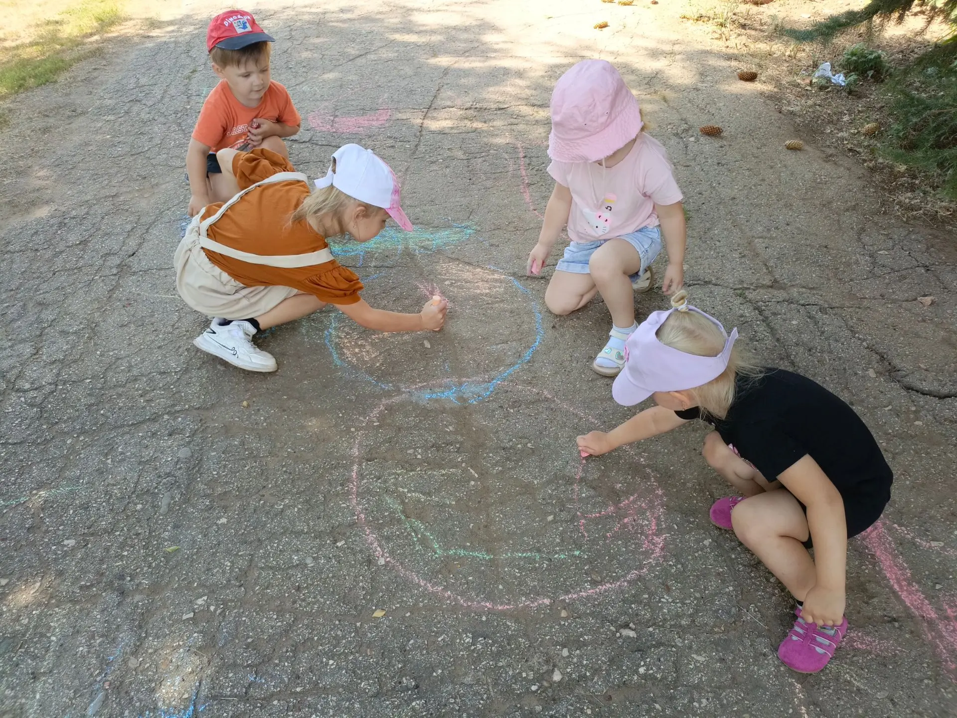 🖍️Каждый год  любители творчества по всему миру отмечают 
«День рисования на асфальте».
 В эту дату
