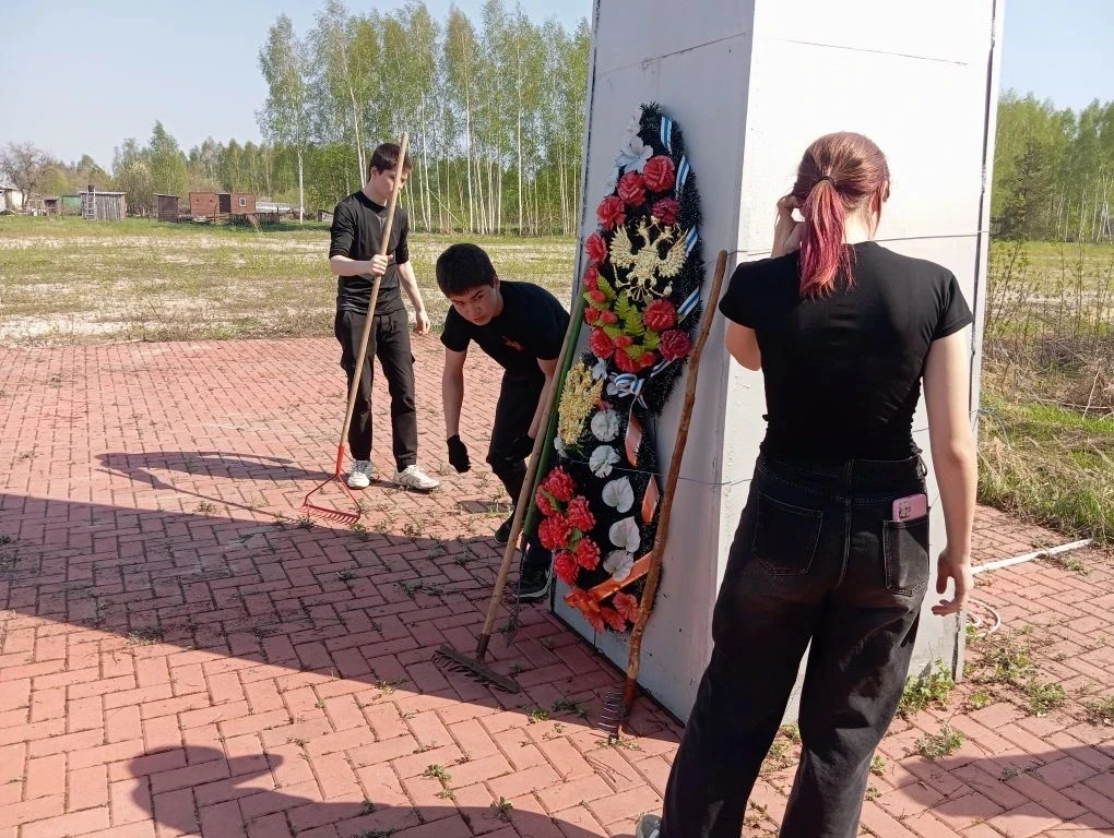 🌿 Память и уважение: ученики навели порядок у памятника в Орехово