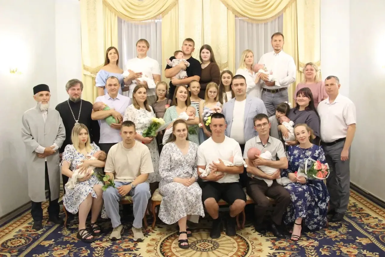 САМЫМ МАЛЕНЬКИМ ПОСВЯЩАЕТСЯ!

Вчера в ЗАГСе был хороший день. 10 новых жителей Сарапула официально п