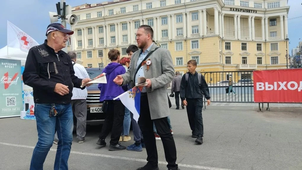 Спасибо дедам за ракеты! Нацелим их на Вашингтон!

12 июня на центральной площади города Владивосток