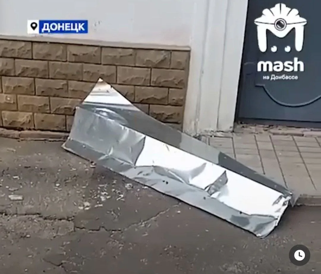 В Донецке с новой крыши дома №52 на Цусимской падают листы металла. Кровлю отремонтиров...