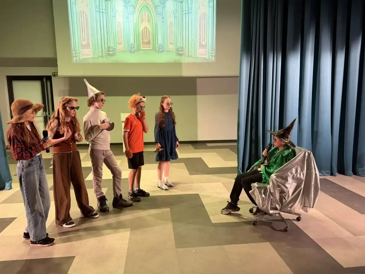 🎭Творческий дебют 6 «К» класса  📍Академика Челомея, 6А  🏰Наш актовый зал превратился в настоящую ска