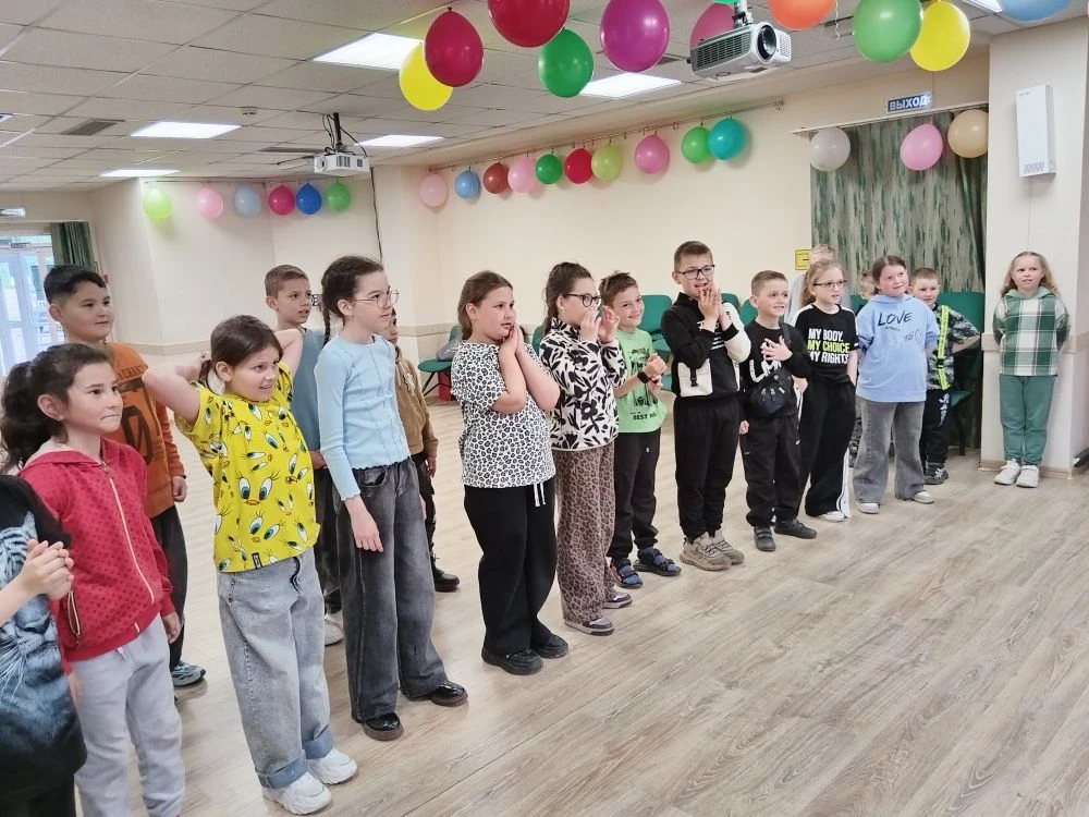 📚 Путешествие в Зазеркалье: как прошёл наш день в библиотеке!