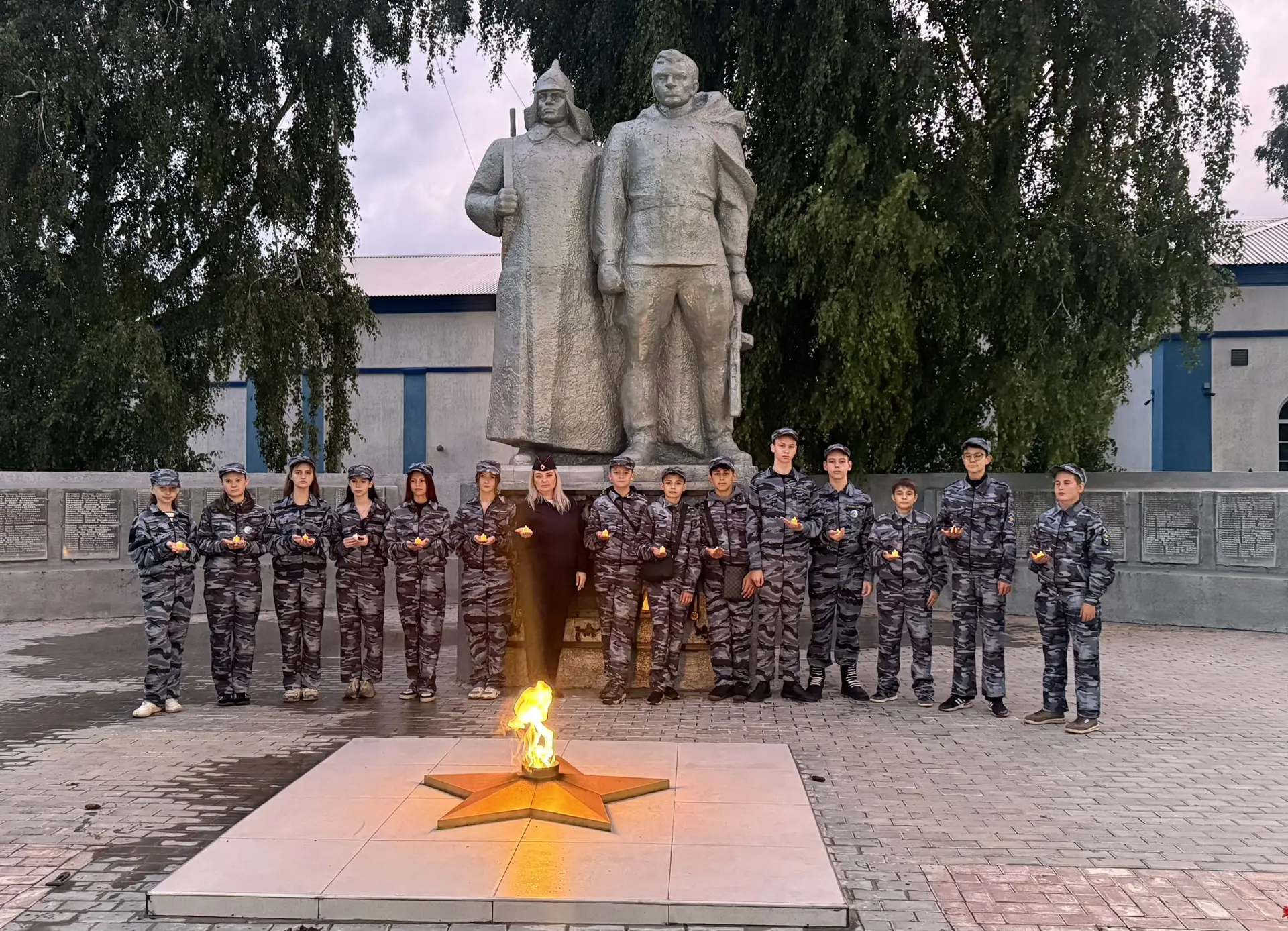 Накануне Дня памяти и скорби отряд юных друзей полиции совместно с сотрудником полиции приняли участ