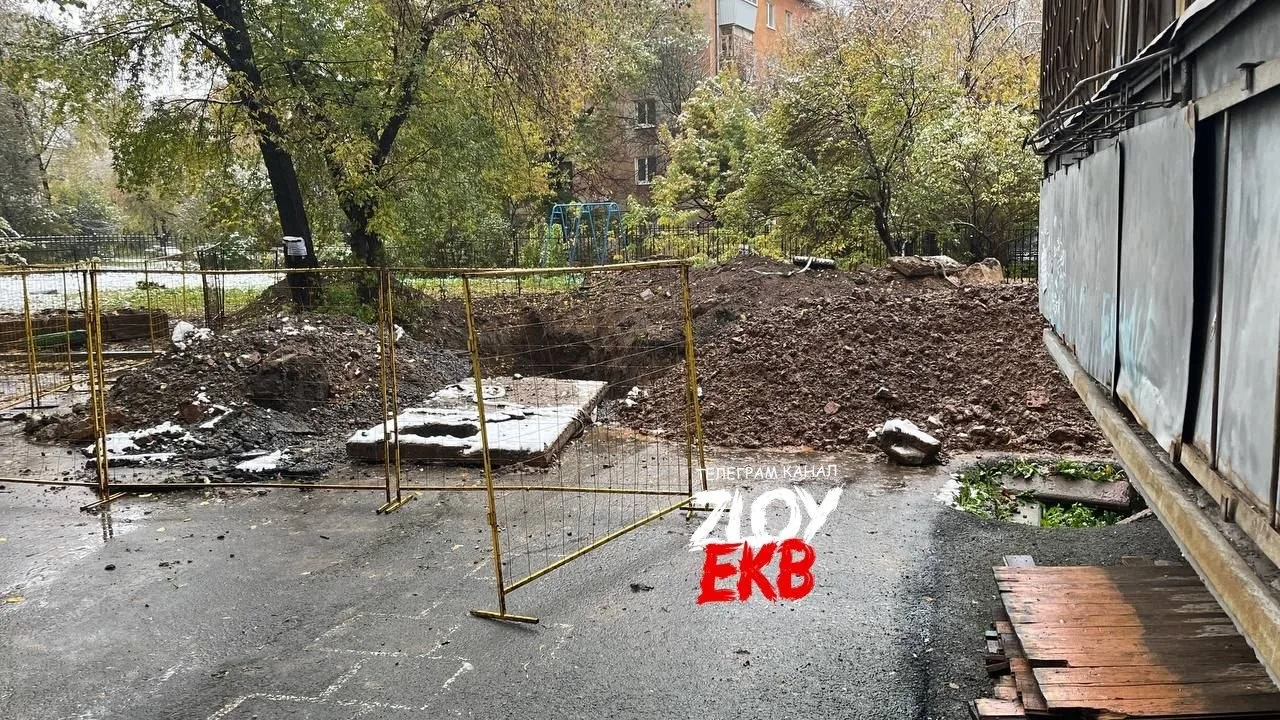 У дома ул. Ильича 71 раскопали жестко вплоть до подъезда .