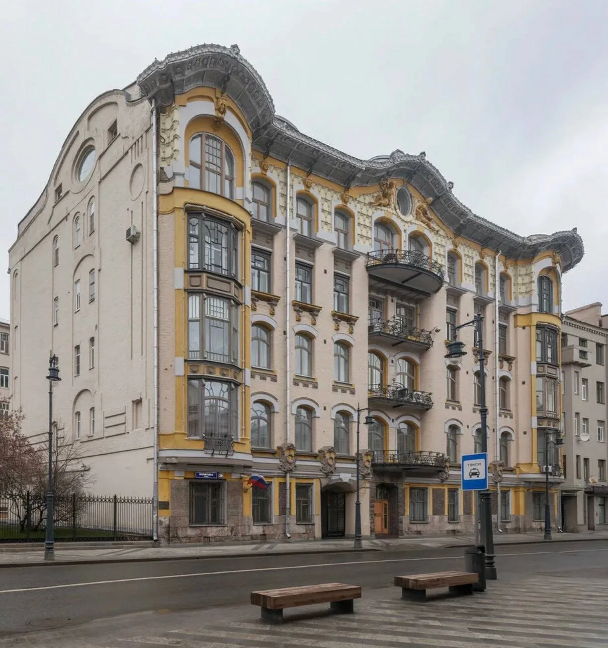 Сегодня гуляем по Пречистенке около доходного дома Исакова. Здание считается одним из к...