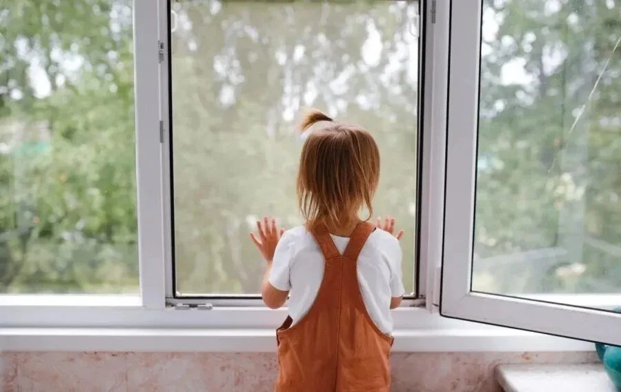 ☀️Жаркая погода так и манит открыть окно пошире. Но для маленького ребёнка распахнутое окно — это см
