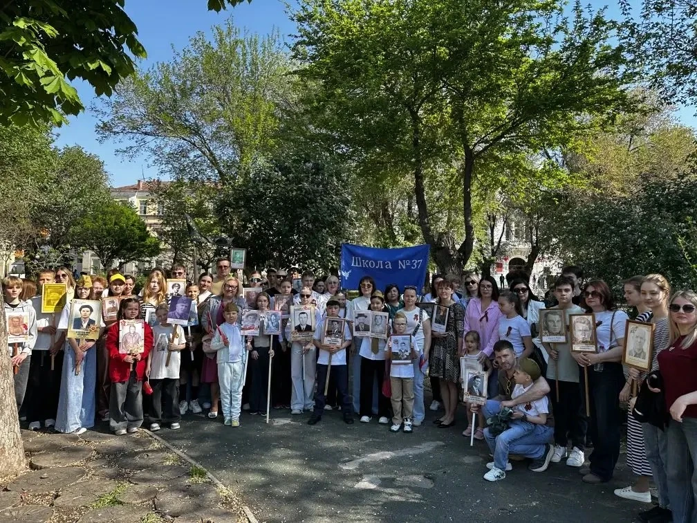 Ежегодно педагогический коллектив, родители и ученики СОШ 37 принимают участие в шестви...