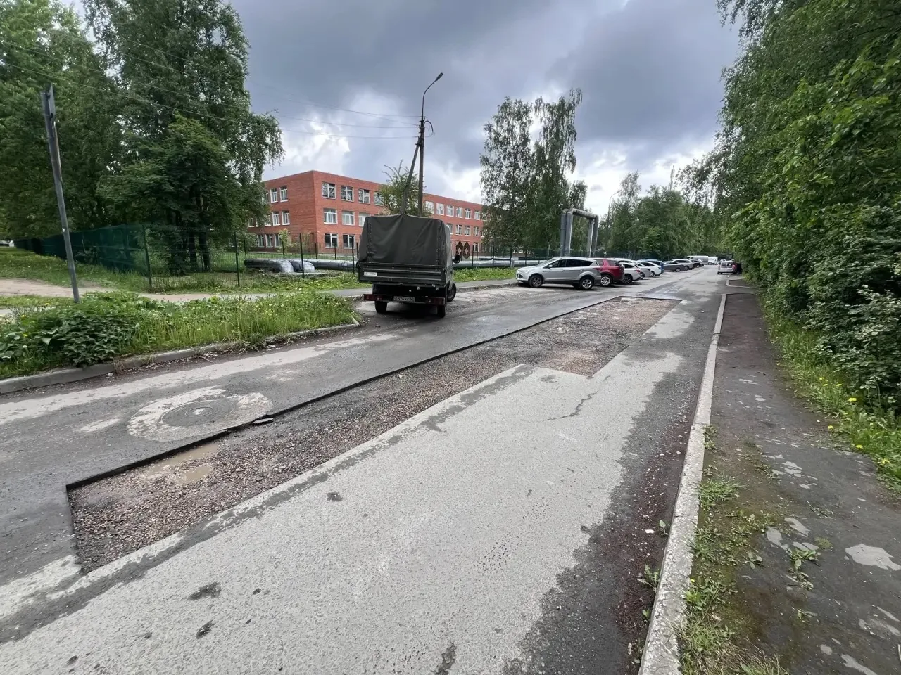🚧 В Пскове начались работы по устранению аварийных ям на дворовых территориях и проездах  Как расска