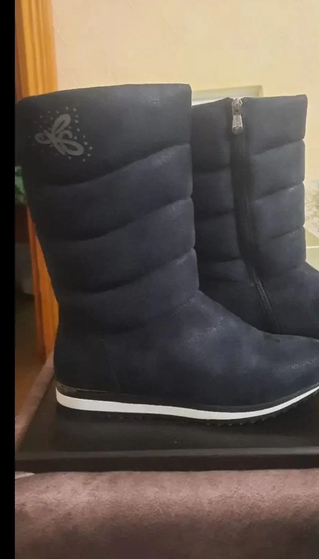 Продам полусапоги  женские ,новые. Утеплённые(мех искусственный), цвет тёмно-синий  р.4...