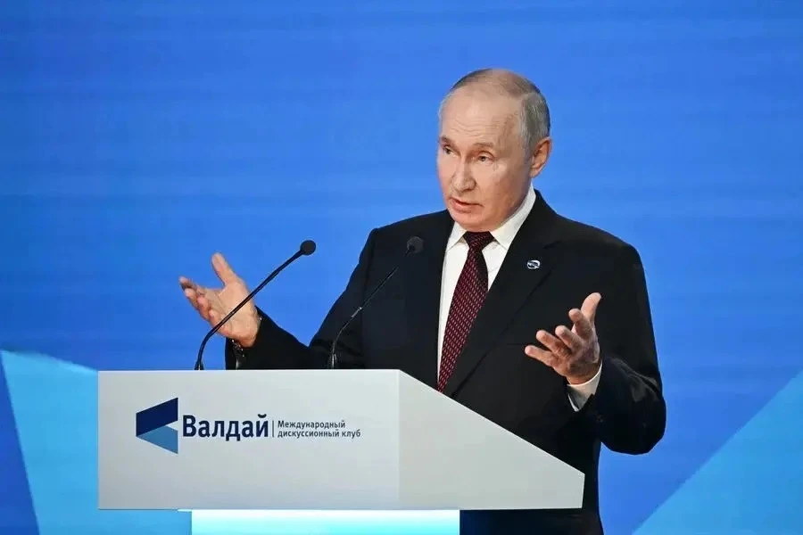 Президент России Владимир Путин выступает на пленарной сессии XXIII ежегодного заседани...