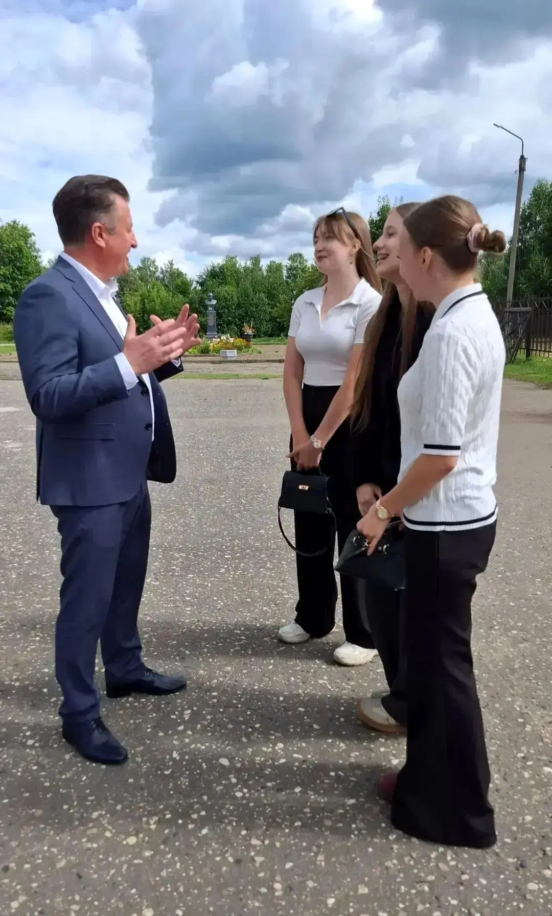 Успел немного пообщаться и с учащимися школы.