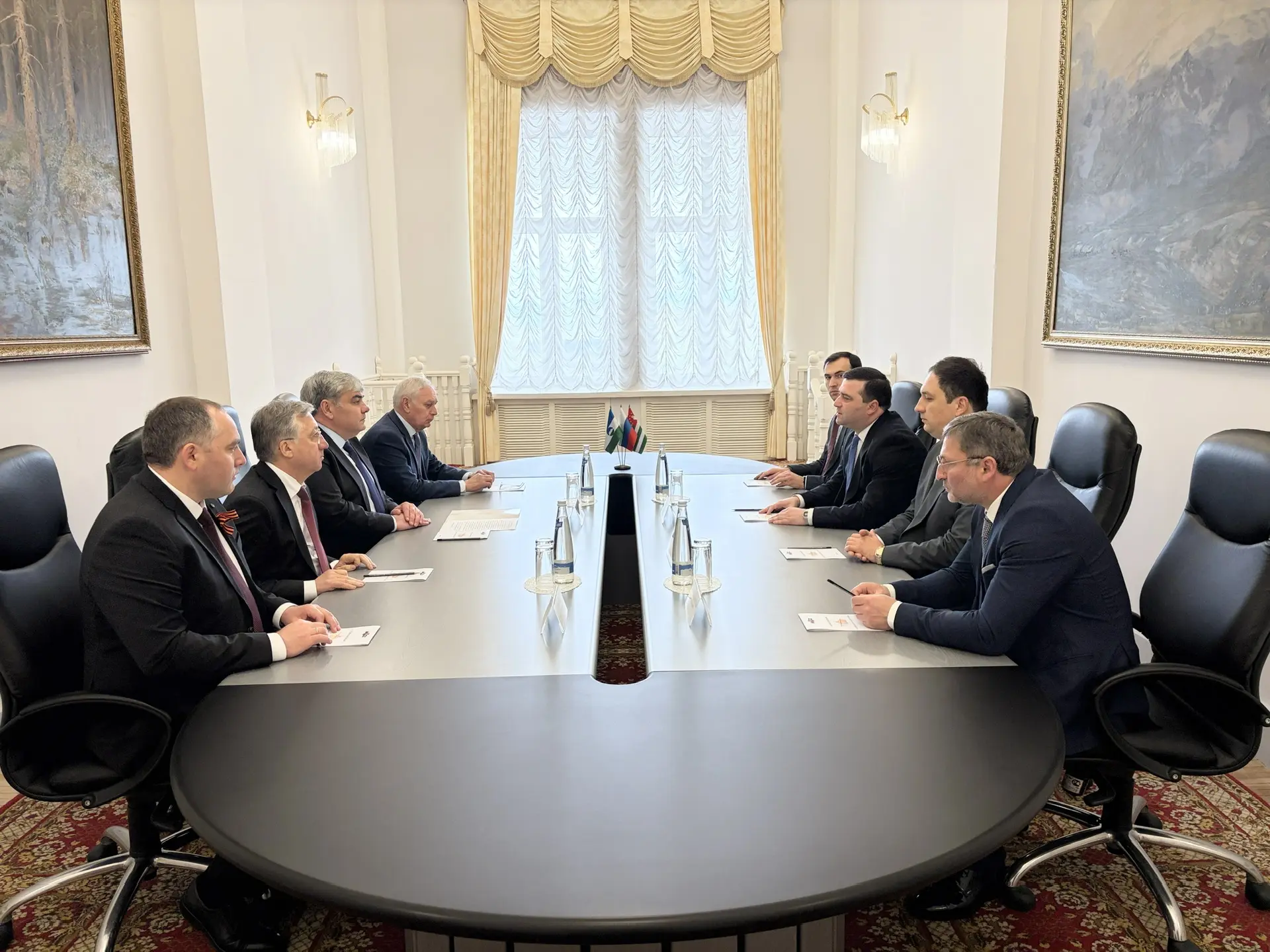 Провел встречу с вице-премьером, председателем Госкомитета Абхазии по делам молодежи и ...