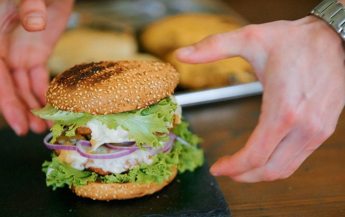 🍔 «Бургерный набор» в России подорожал в 3,5 раза с 2010 года

Стоимость ингредиентов выросла на 25