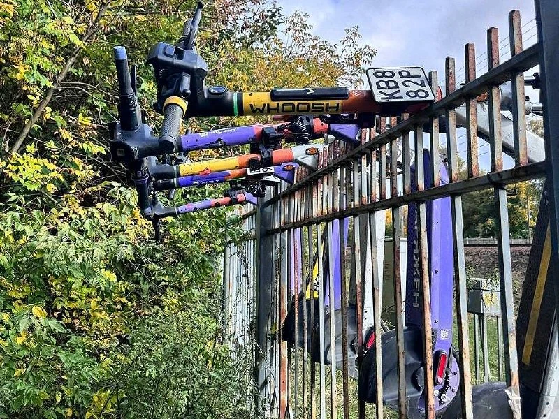 🛴 В Текстильщиках самокаты оказались на заборе