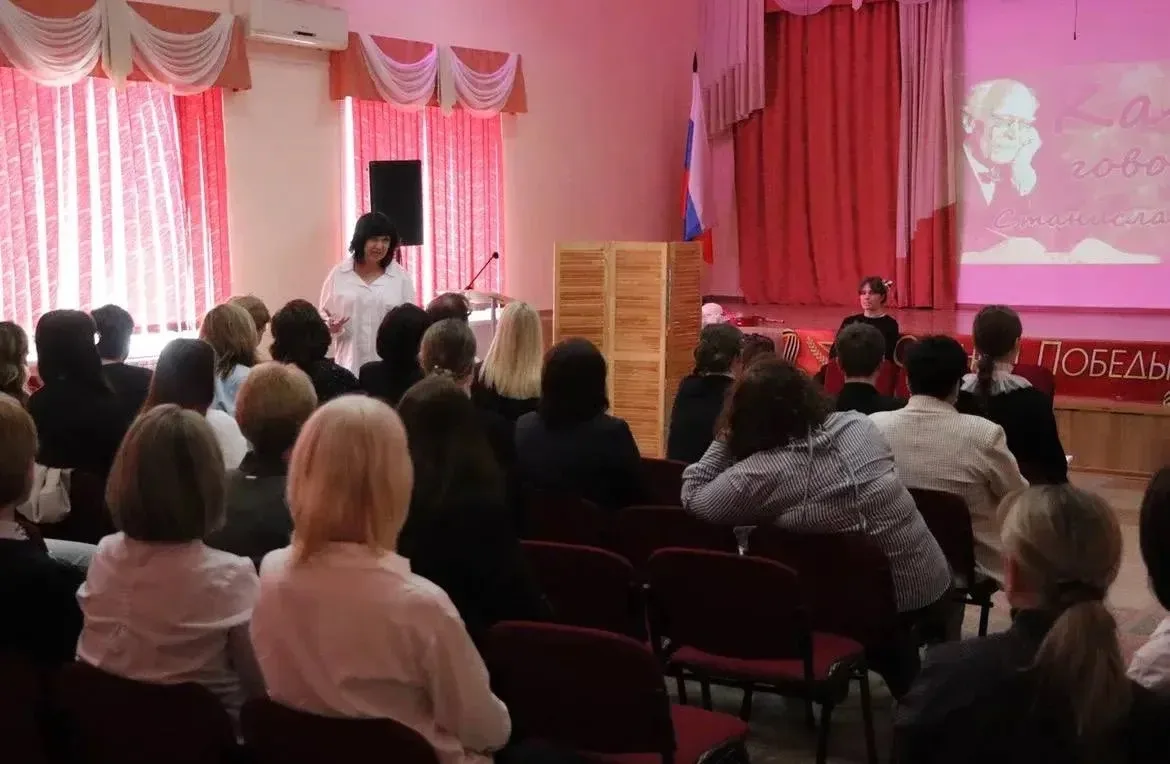 ✨ ПОДЕЛИСЬ ИСКУССТВОМ  🎭 В Гимназии прошёл показ спектакля «Как говорил Станиславский…», который пре