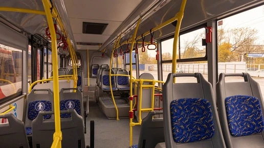 В Петербурге в автобусе №208 сработал огнетушитель, высадили 15 пассажиров