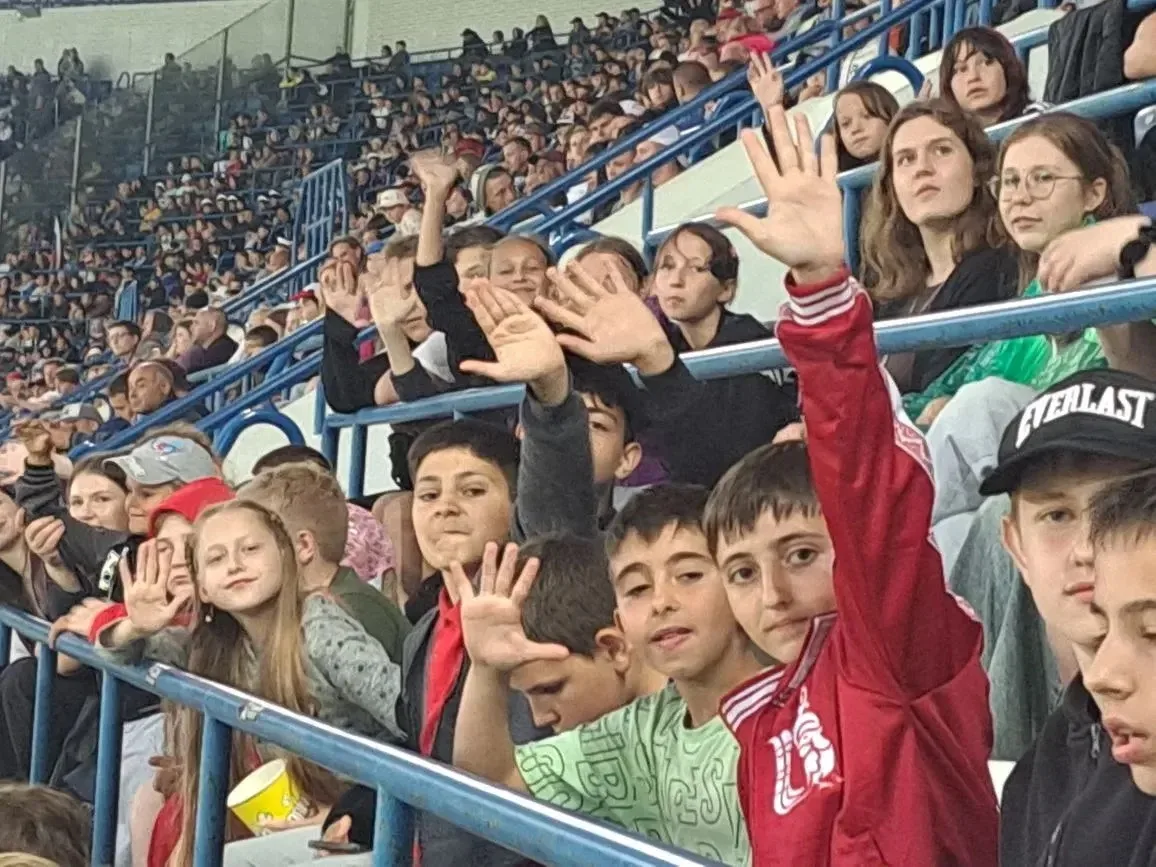 ⚽ Вчера на «Ростех Арене» было жарко не только на поле, но и на трибунах!

Наши девчонки и мальчишки