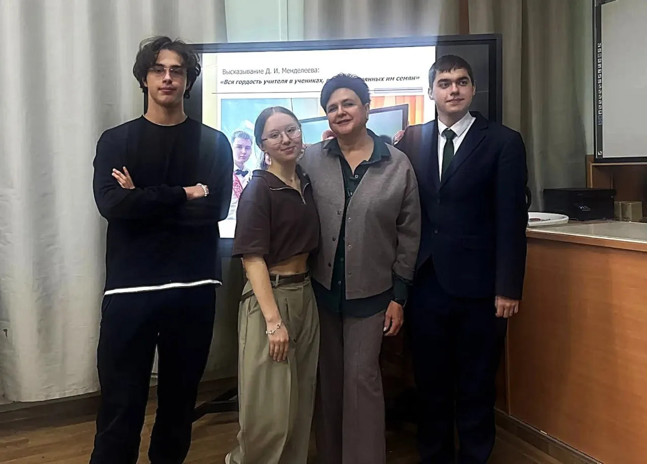 Недавно в нашей школе состоялась встреча старшеклассников-химиков 10 и 11 классов  и выпускников 202