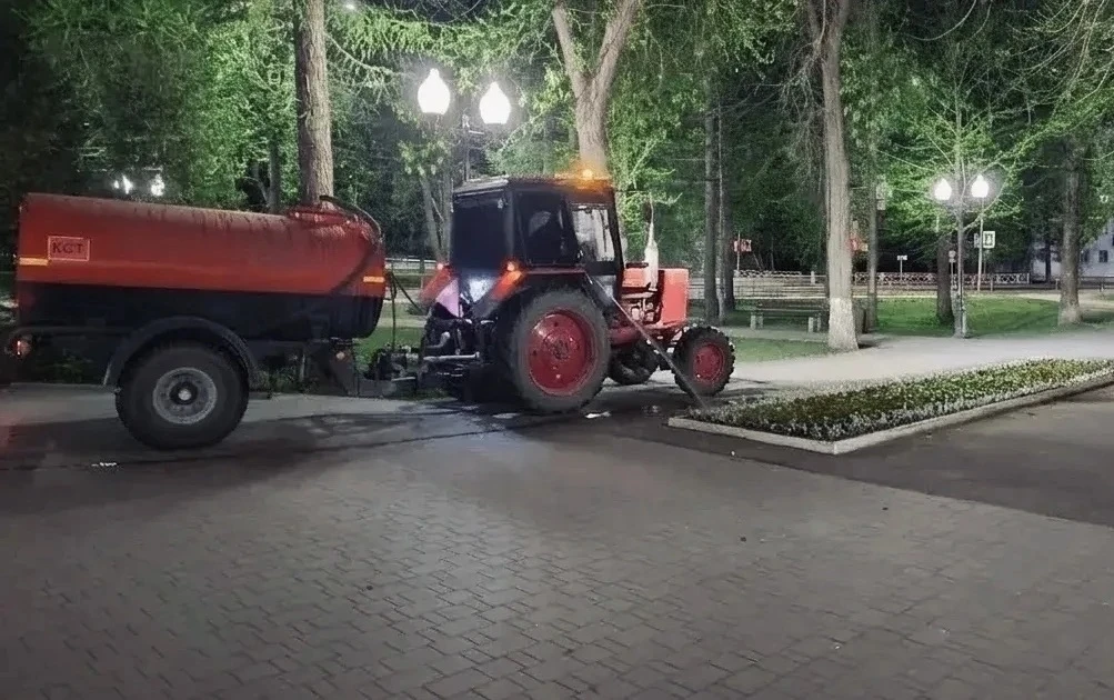 Сотрудники ДЭС спасают наш город от жары.