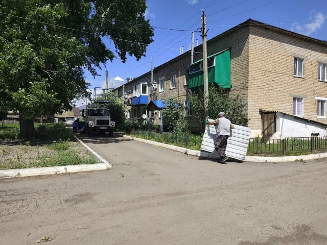 Дауылдан зыян күргән Хәйбуллин урамы 32 һанлы йортта төҙөкләндереү эштәре бара