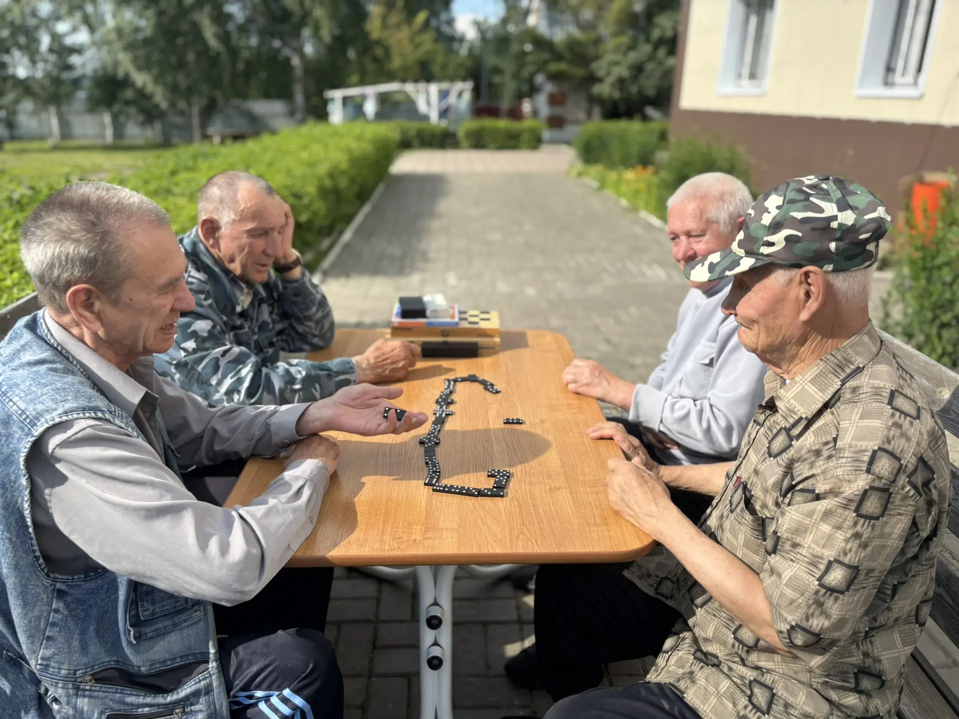 Полезный досуг

🛑 Ближе к вечеру мужчины, любители настольных игр, собираются у нас во дворе и 
игр