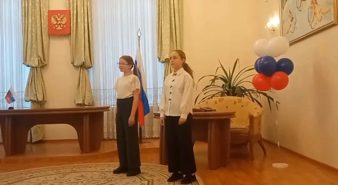 11 июня в городском ЗАГСЕ состоялось торжественное вручение паспортов, наши дети из студии
,,Золотые