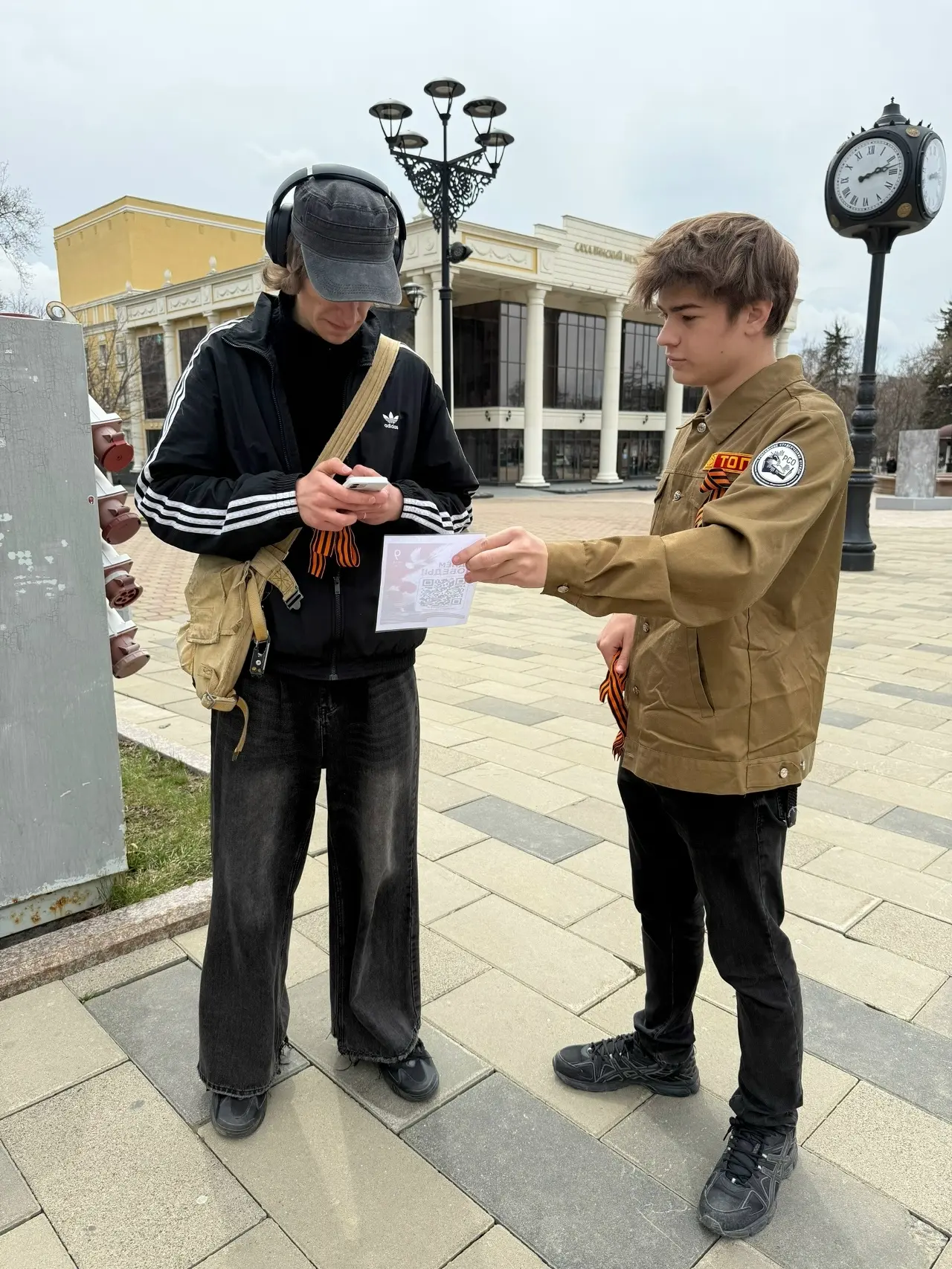 «Георгиевская лента»: память, которую передают из рук в руки  Знаете, как звучит слово «Победа» на я