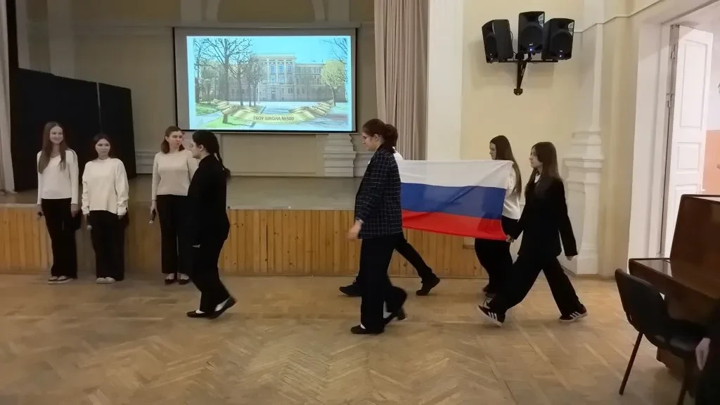 Понедельник начинаем правильно! 🇷🇺  Утро в нашей школе началось с важного события. На торжественной 