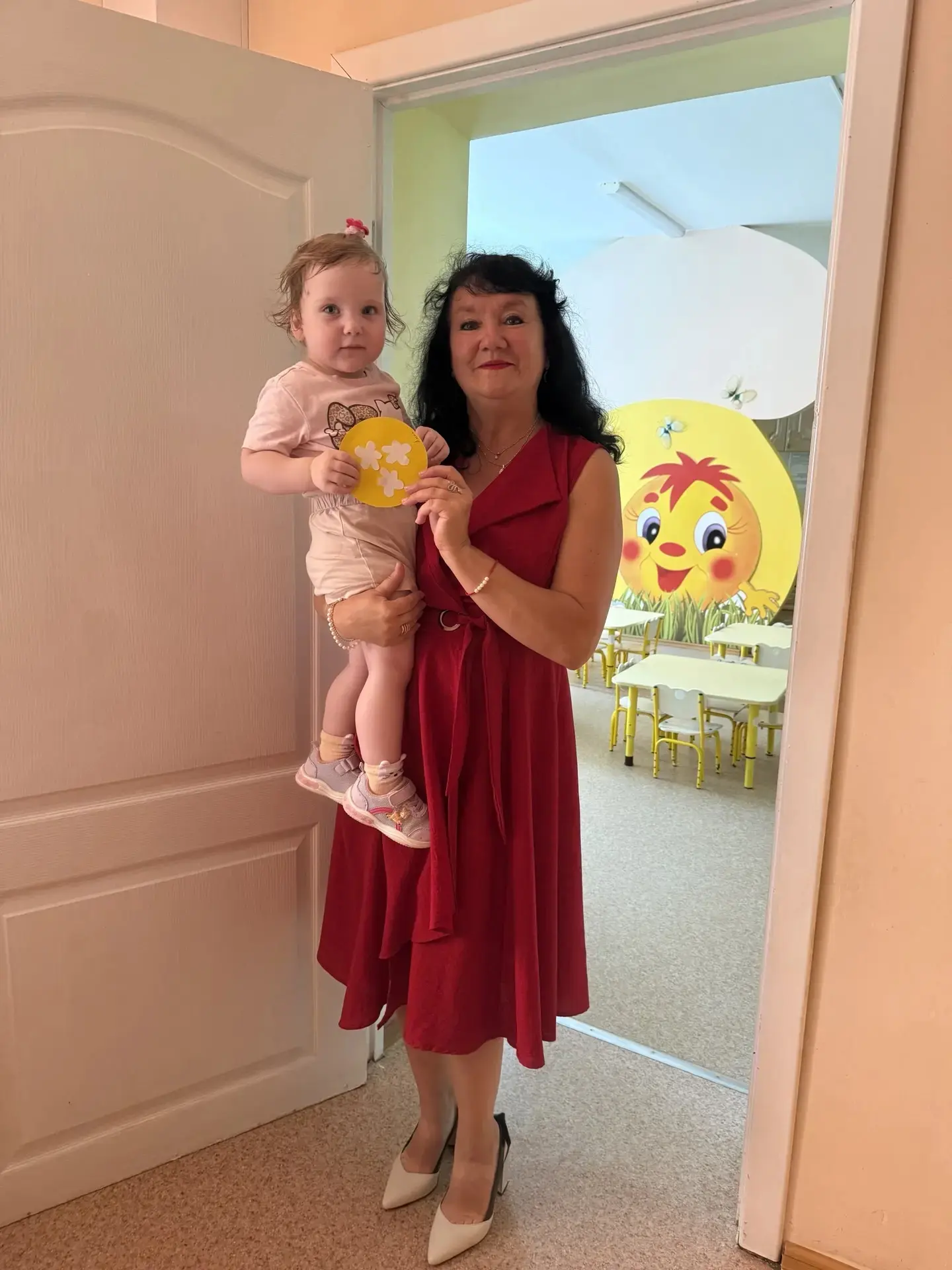 🥰Сегодня малыши группы «Колобок» приготовили для родителей особенный подарок — открытки с символом 